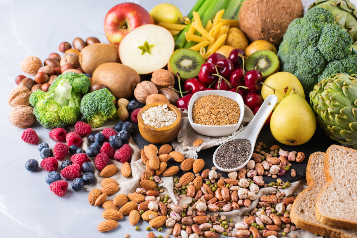 Hälsosam balanserad dieting koncept. Urval av rika fiberkällor vegansk mat. Grönsaker frukt frön bönor ingredienser för matlagning. Bakgrund för kopieringsutrymme